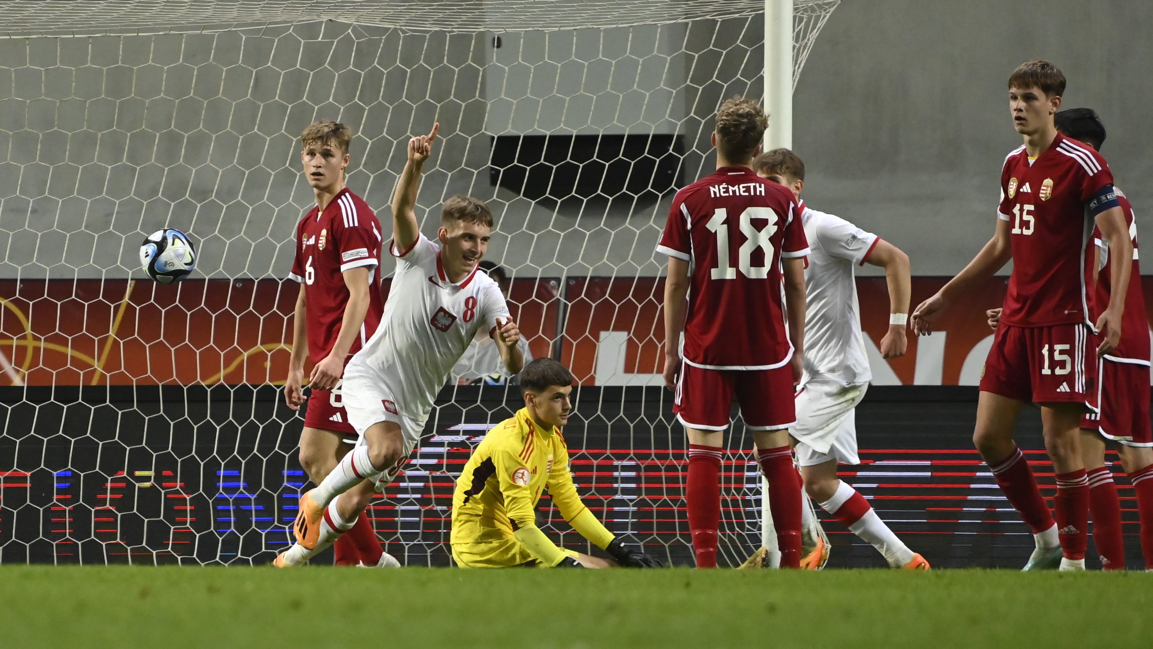 A lengyel Karol Borys (b2) örül a góljának az U17-es labdarúgó Európa-bajnokság csoportkörének 2. fordulójában játszott Magyarország-Lengyelország mérkőzésen. MTI/Kovács Tamás