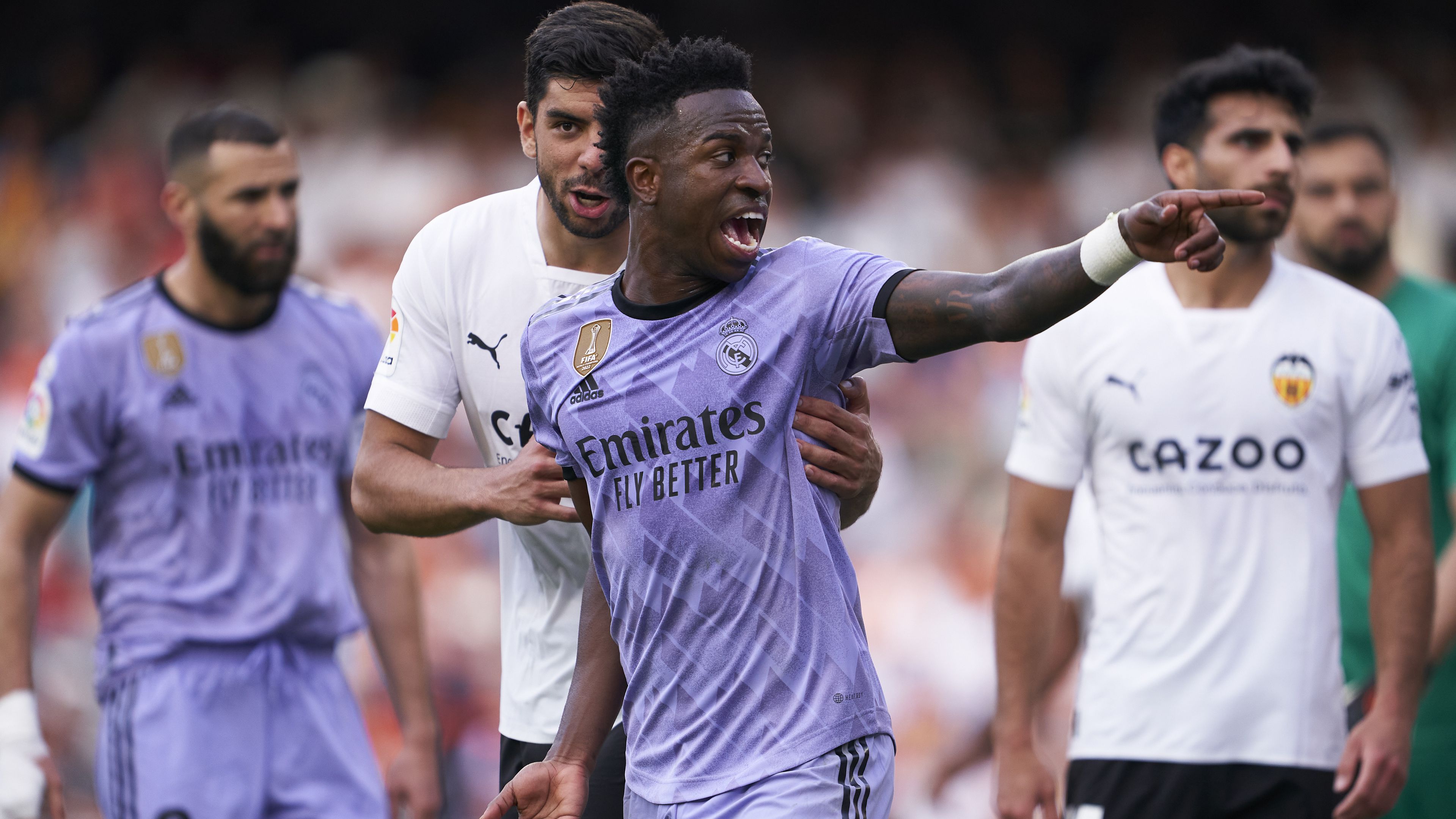 Rasszista balhé a Real Madrid meccsén: Vinícius Júnior összetűzésbe került a szurkolókkal, a játékos és a Valencia is reagált – videóval