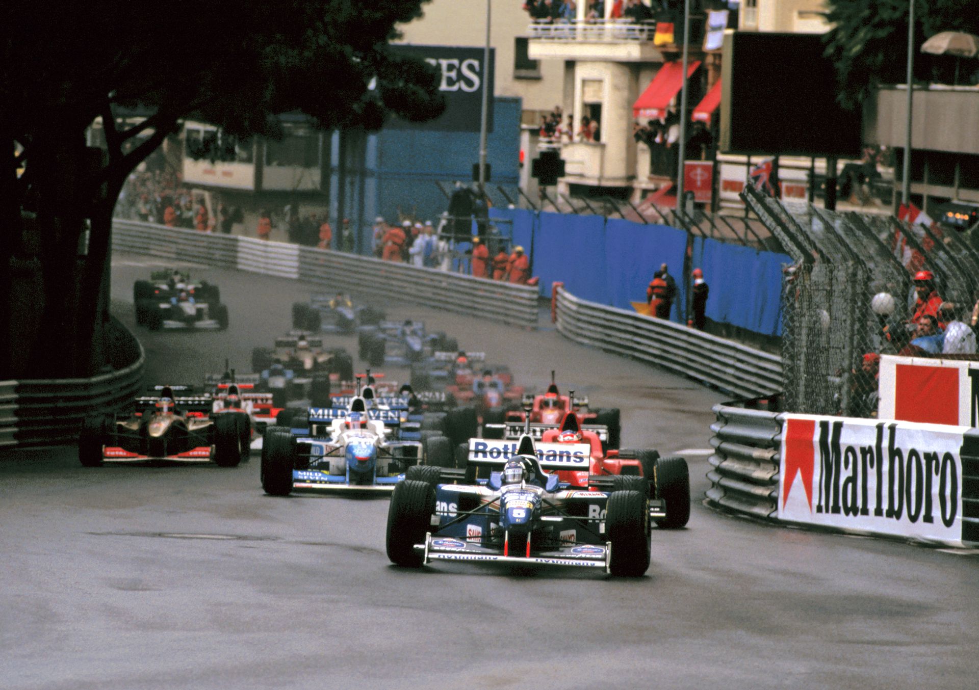 A rajt után el is húzott Damon Hill, mögötte Michael Schumacher