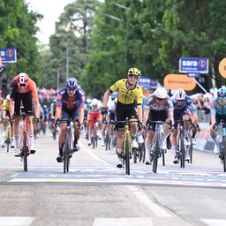 Őrült befutó után Visma-siker a Giro csütörtöki szakaszán; Del Toro előnye két másodperccel nőtt