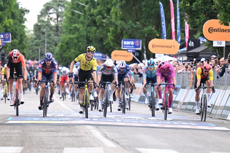 Őrült befutó után Visma-siker a Giro csütörtöki szakaszán; Del Toro előnye két másodperccel nőtt
