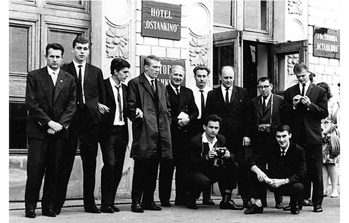 A Vasas SC férfi röplabdacsapata a Hotel Ostankino főbejárata előtt, az 1966. évi Szovjetunióbeli (Luganszk) túrán / Fotó: Magyar Röplabda Szövetség