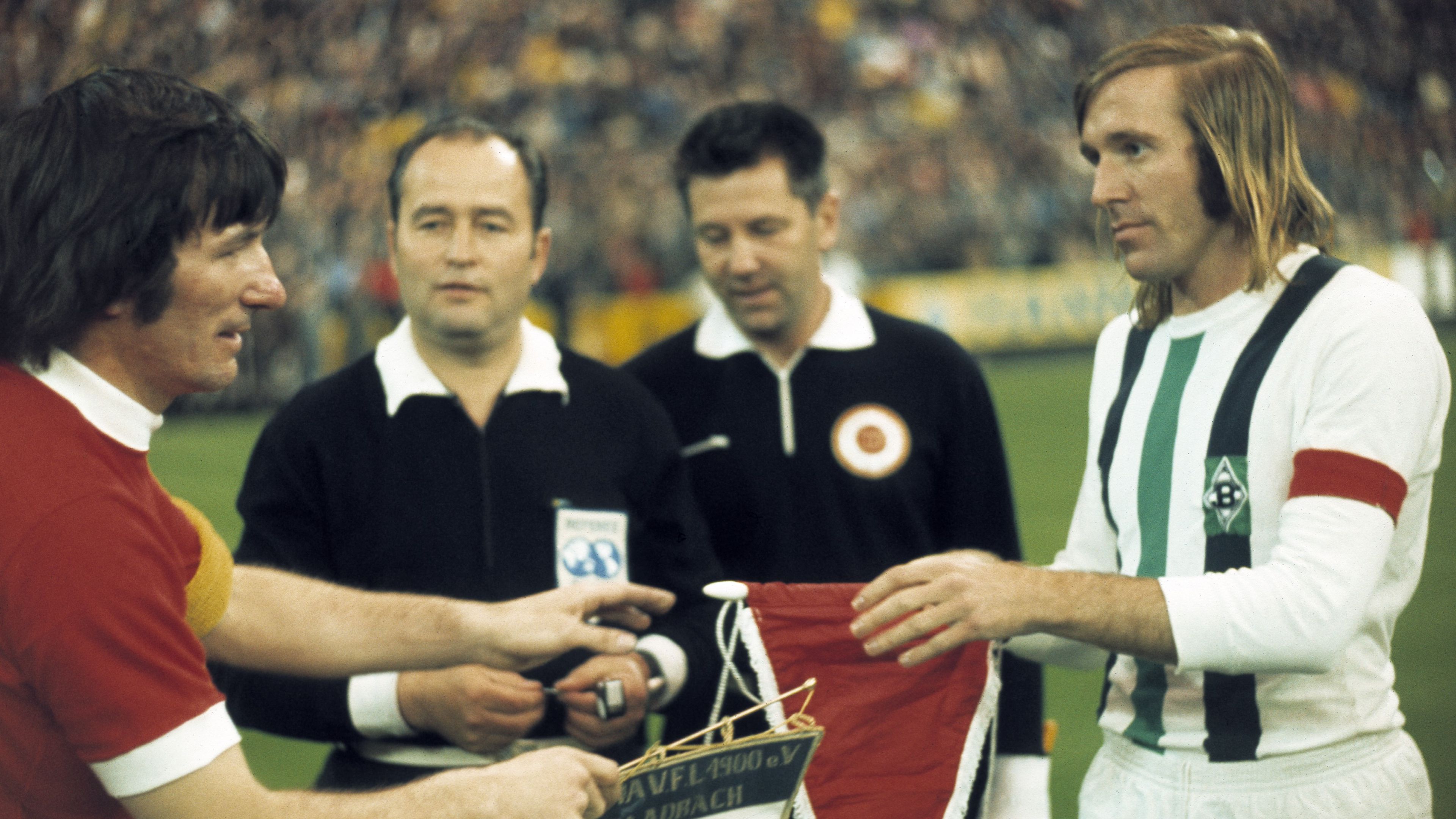 Az 1973-as UEFA-kupa-döntőn a liverpooli Tommy Smithszel cserélnek klubzászlót. Bár ezt a meccset a Mönchengladbach 2–0-ra megnyerte, az első mérkőzés 0–3-as veresége miatt nem a németeké lett a végső siker (Fotó: Getty Images)