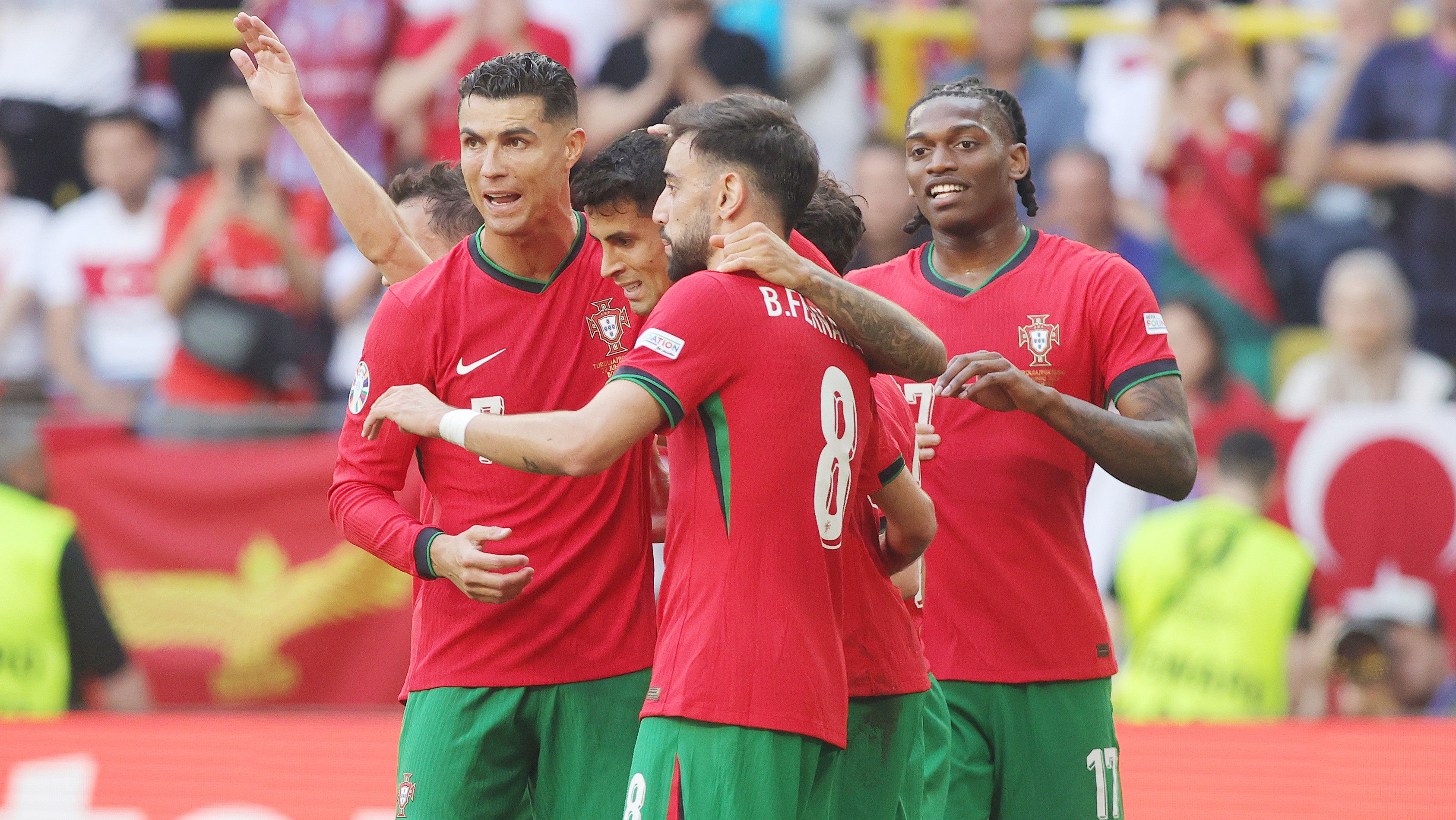 Komédiába illő öngól, önzetlen Ronaldo: Portugália csoportelsőként jutott tovább