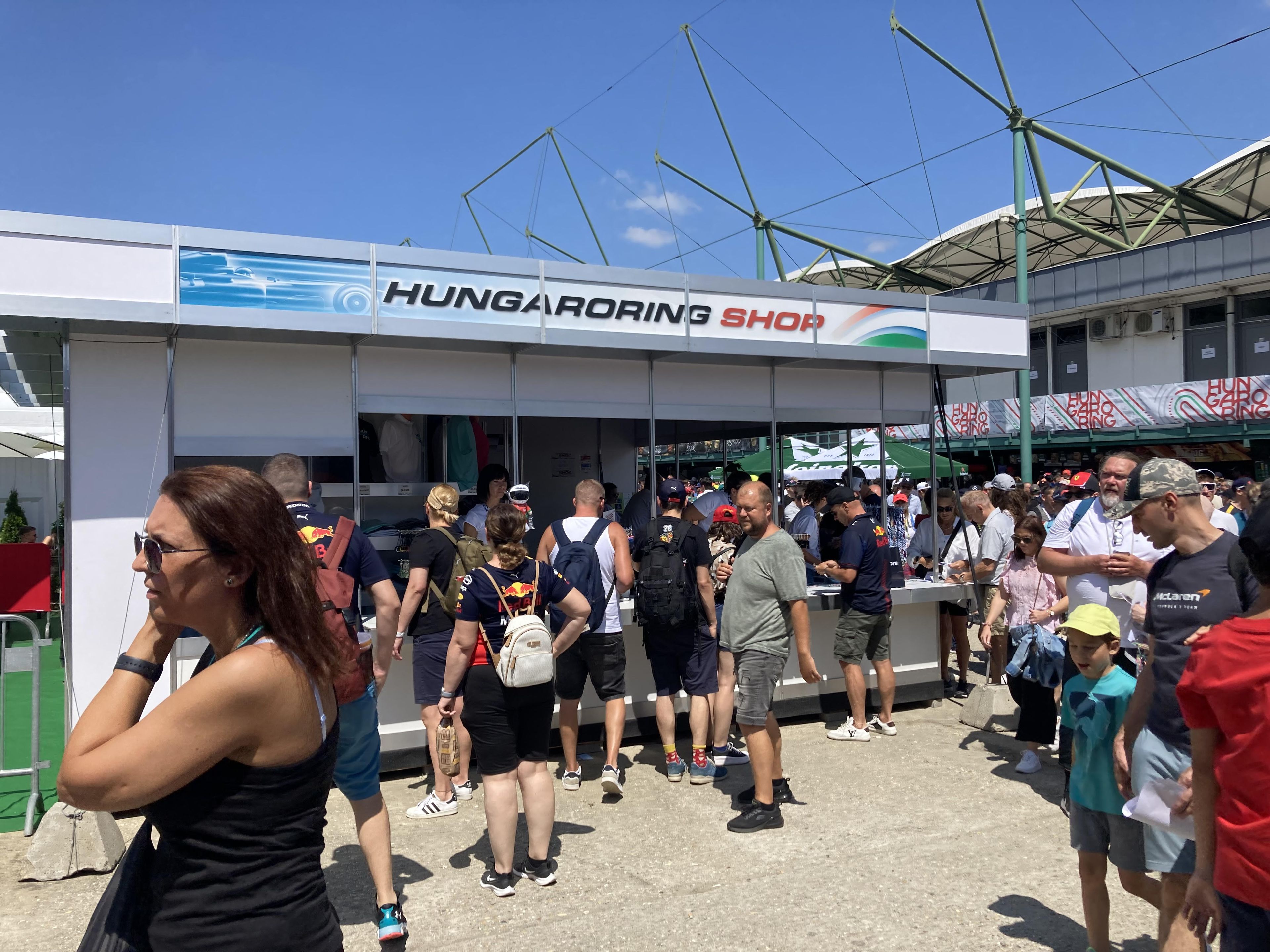 Sokan vásároltak a Hungaroring boltjában az F1-es Magyar Nagydíjon / Fotók: Kiss B. László