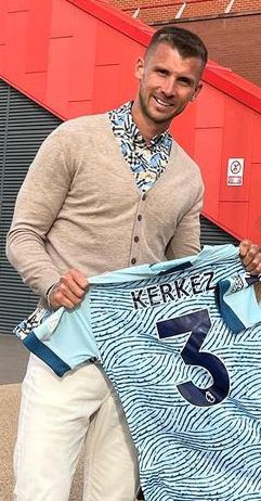 Priskin Tamás az Anfield előtt büszkén pózolt a Kerkeztől kapott mezzel / Fotó: Instagram