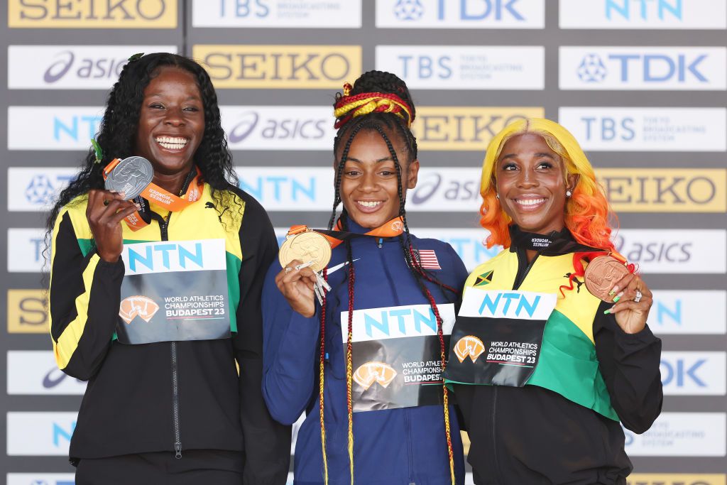 Hát nem egy gyerek az ott középen? Mondjuk a tőle jobbra mosolygó Shelly-Ann Fraser-Pryce sem úgy néz ki, mint egy érett, 37. évében lévő nő (Fotó: Getty Images)