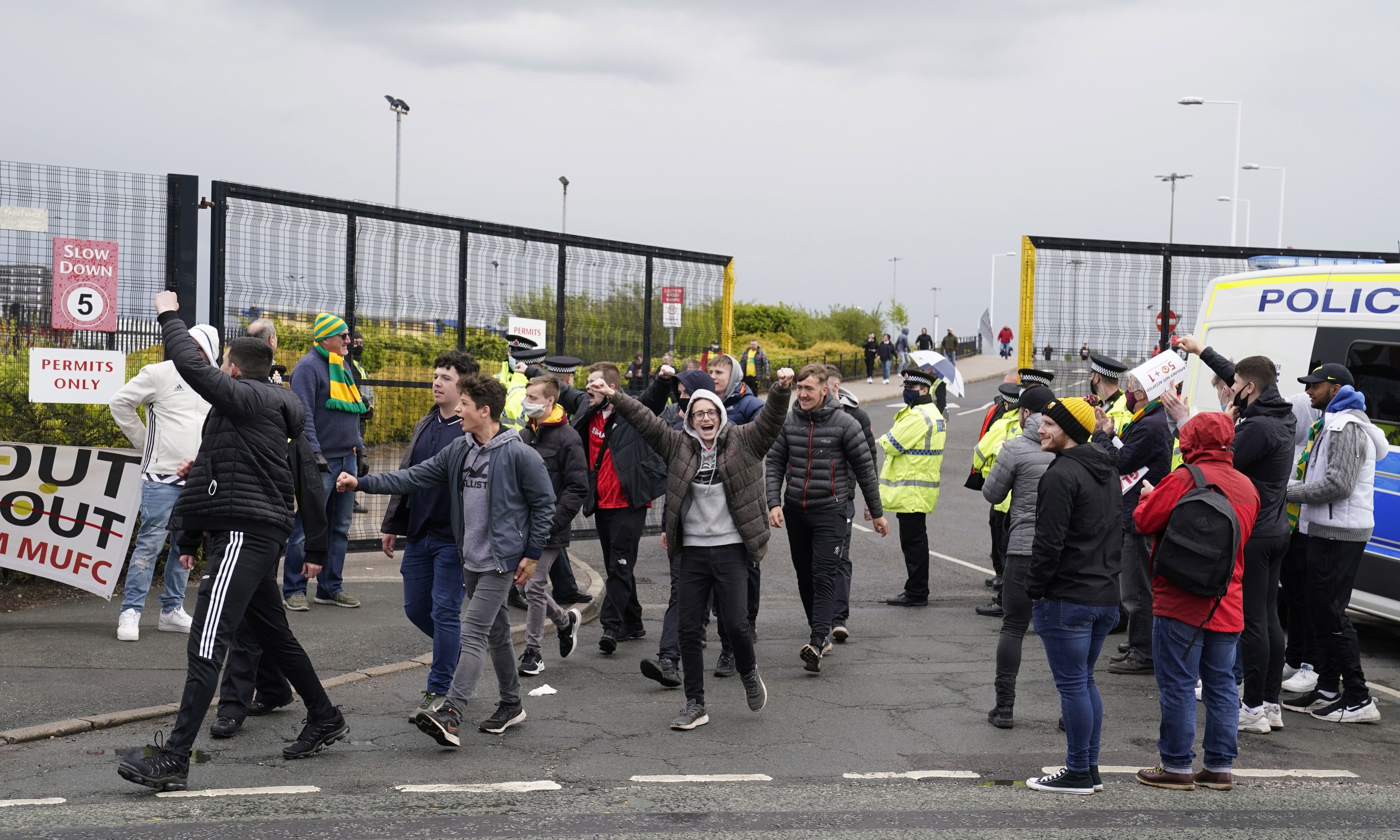 A Manchester United szurkolói a klub tulajdonosai, az amerikai Glazer család ellen tüntetnek a manchesteri Old Trafford Stadion előtt / Fotó: MTI/EPA/Tim Keeton