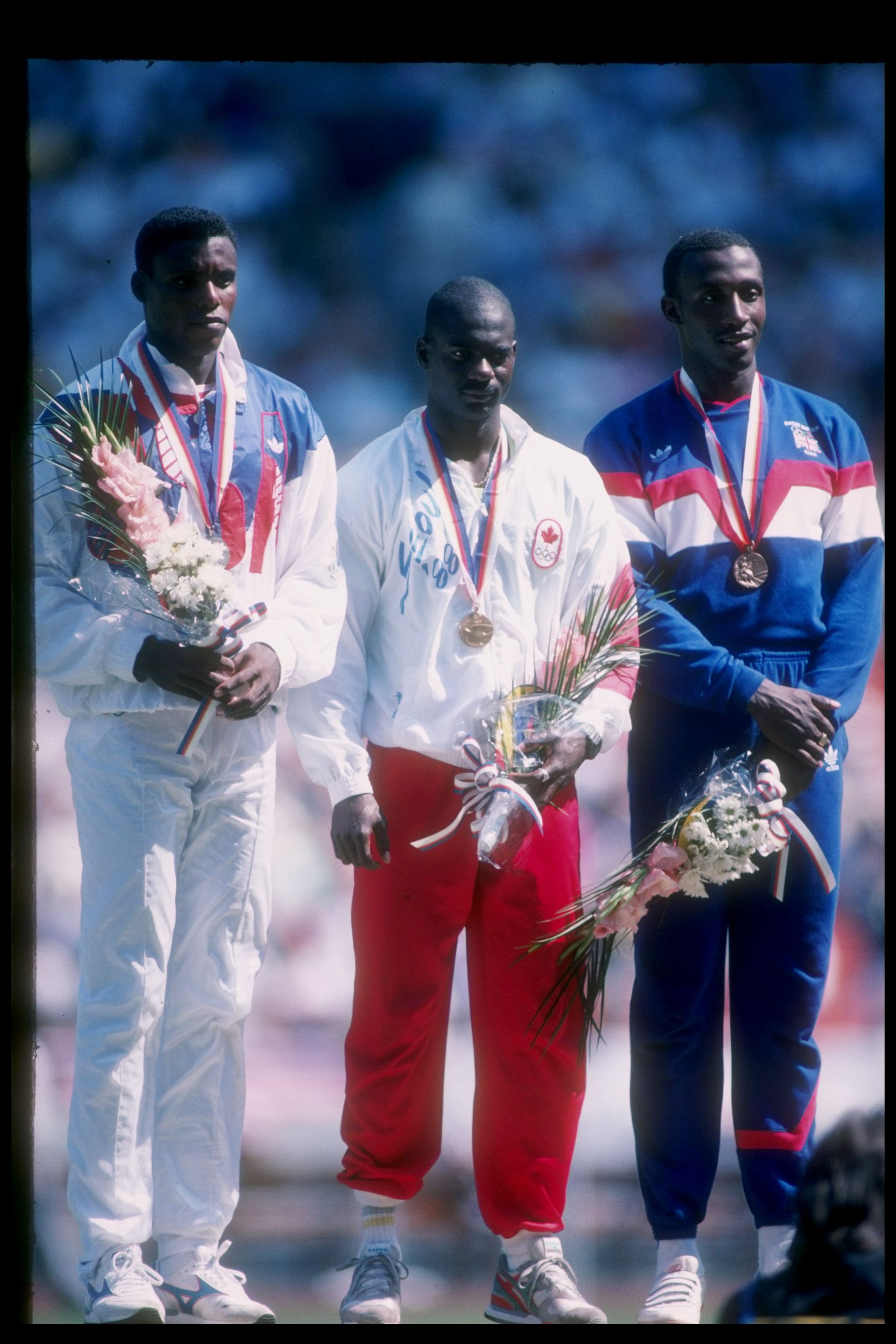 Carl Lewis (balra) nem tűnik boldognak a dobogó második fokán (Fotó: Getty Images)