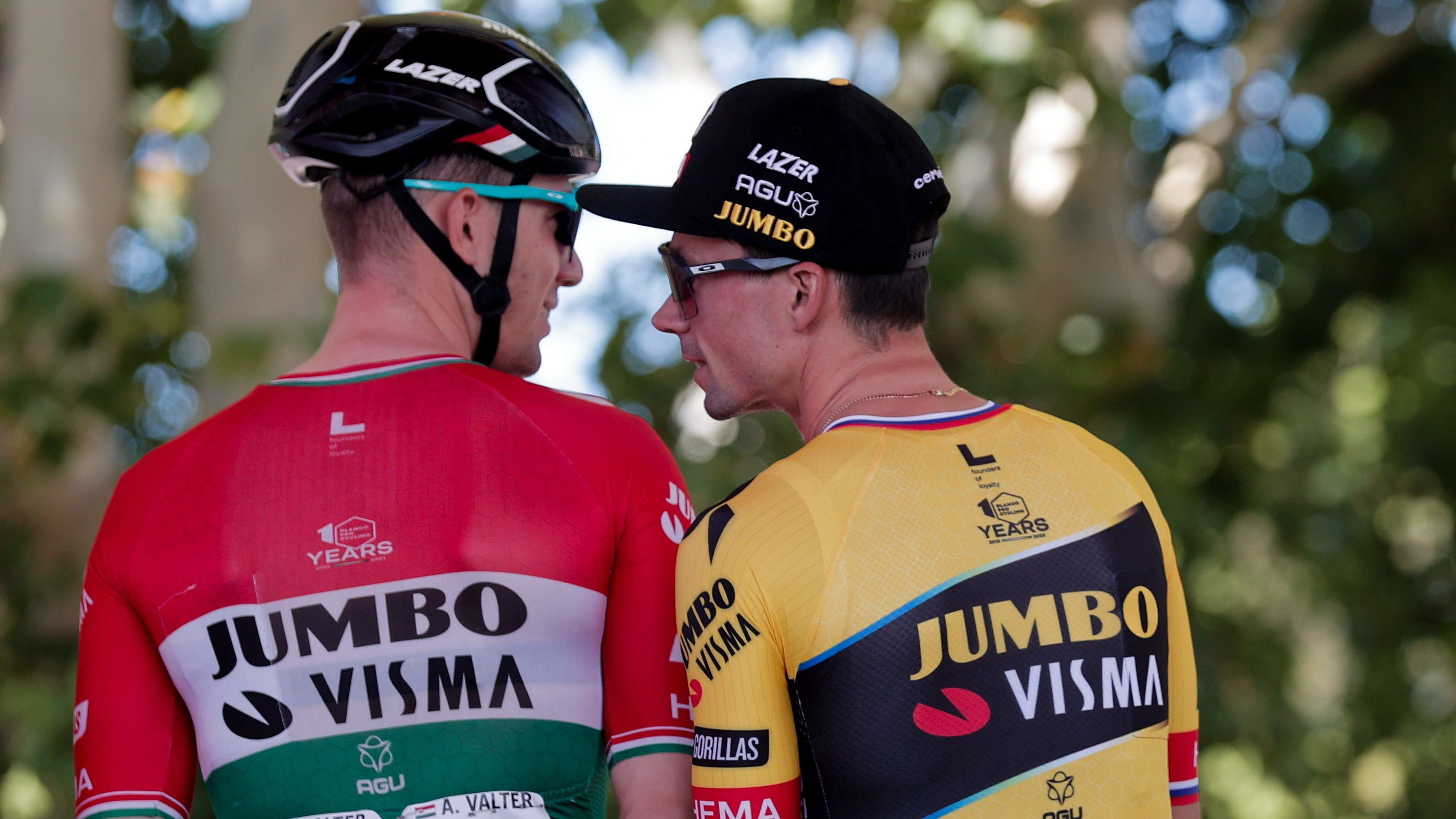Valter Attila (b) és a szlovén Primoz Roglic, a Jumbo Visma csapat versenyzői a Vuelta a Espana spanyol országúti kerékpáros körverseny harmadik, Súria és Arinsal közötti, 158,5 km-es szakaszának kezdete előtt  Fotó: MTI/EPA-EFE/Manuel Bruque