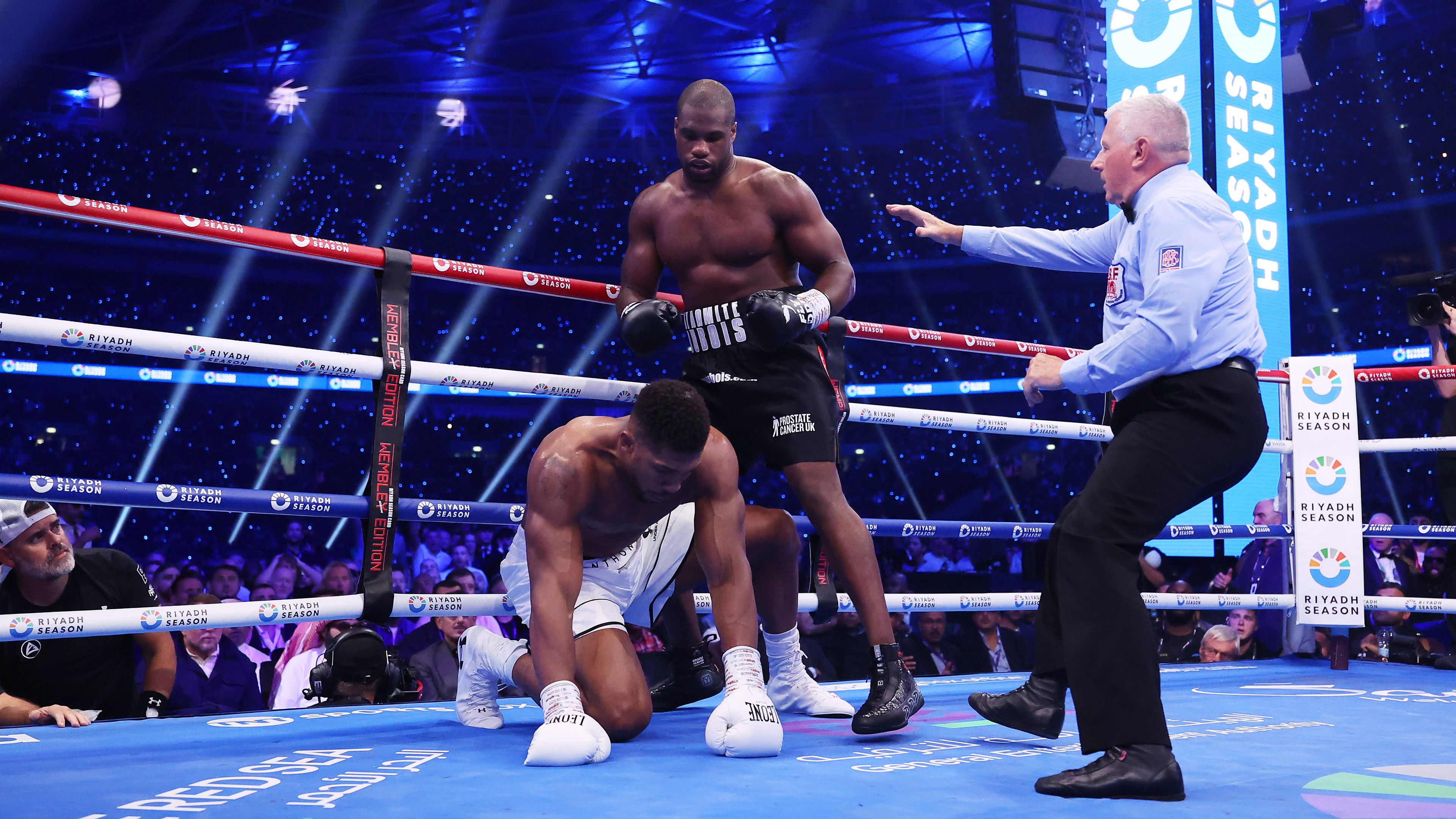 Gyakori jelenet volt szombat éjjel, hogy Daniel Dubois ütései után Anthony Joshua próbálta magát összeszedni. (Fotó: Getty Images)