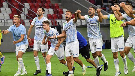 A Zalaegerszeg július végén győzelemmel kezdte a bajnokságot, a kék-fehérek együtt ünnepelhettek a Bozsik Arénában. (Fotó: MTI/Illyés Tibor)