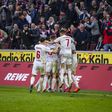 Emberelőny és megismételt tizenegyes kellett a Köln első győzelméhez; kétgólos hátrányból gálázott az Augsburg