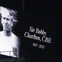 Sir Bobby Charltonról a Manchester United szombati bajnoki előtt is megemlékeztek