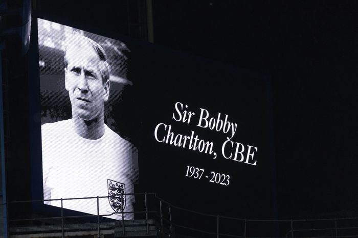 Sir Bobby Charltonról a Manchester United szombati bajnoki előtt is megemlékeztek