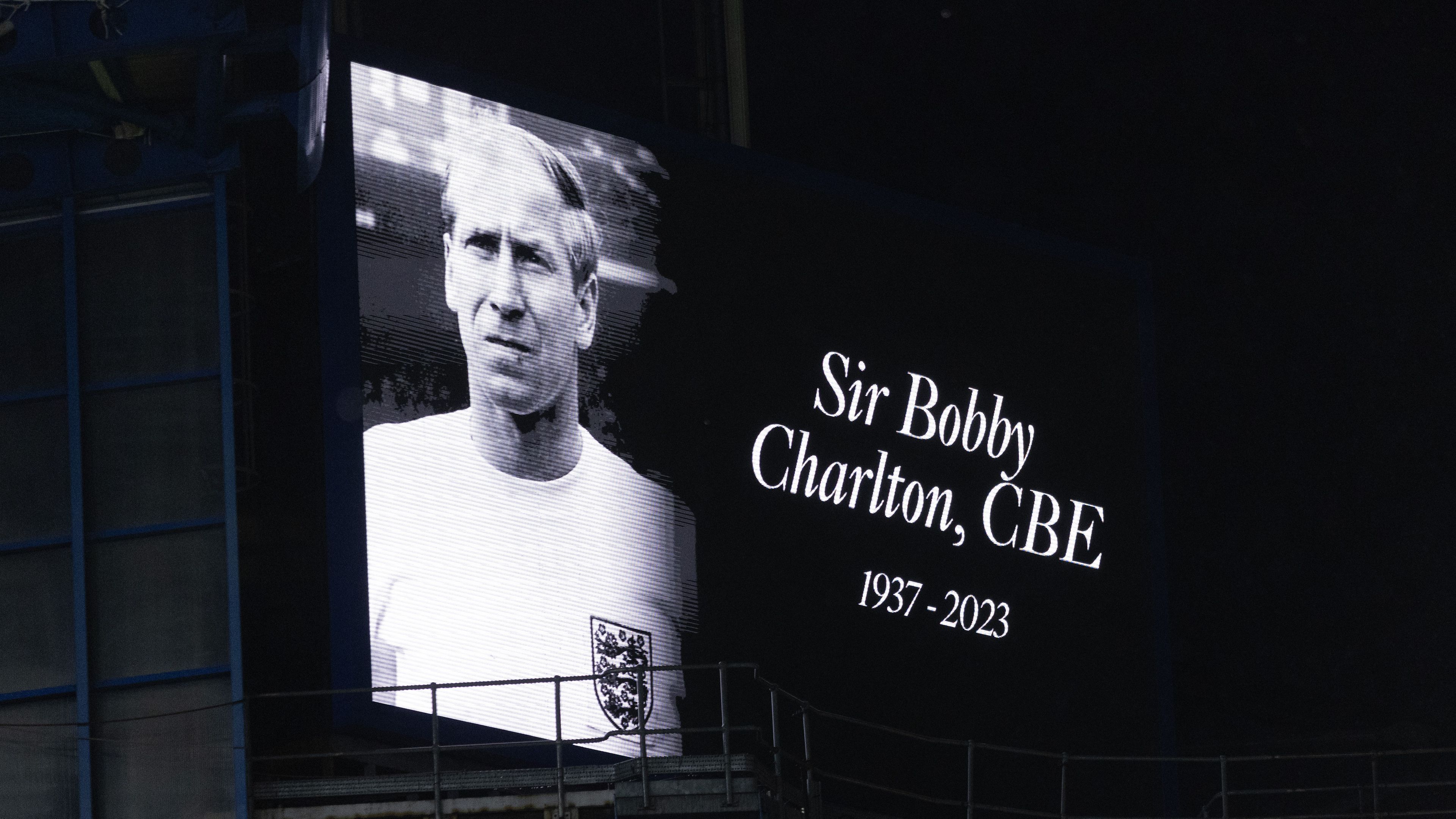 Sir Bobby Charltonról a Manchester United szombati bajnoki előtt is megemlékeztek
