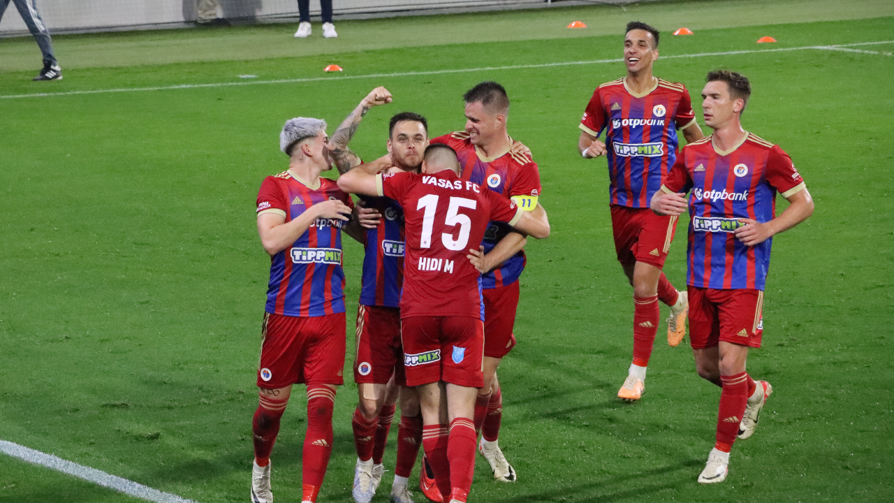 Radó András és a többi angyalföldi labdarúgó öröme érthető, a Vasas 3–0-ra legyőzte a vasárnapi bajnokit veretlenül váró Nyíregyházát Fotó: Kolozsvári Barnabás