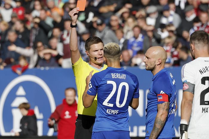 A VAR közbeszólt: Marc-Oliver Kempf nem úszta meg a kiállítást