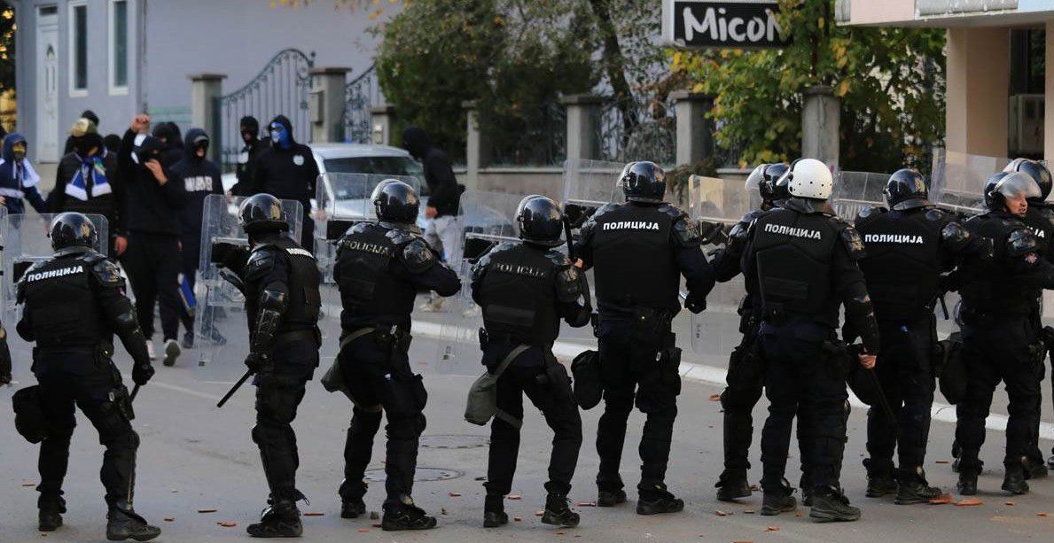 Szemtől szemben a rendőrök és a rendbontók (Fotó: mondo.rs/ATA Images)