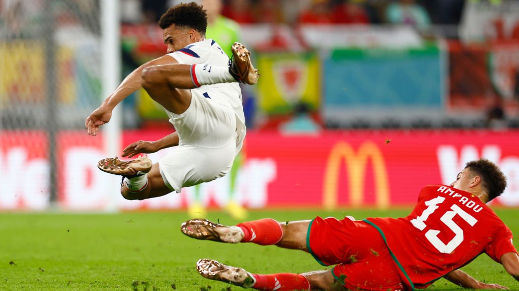 A walesi Ethan Ampadu megreptette amerikai riválisát Antonee Robinsont (Fotó: GettyImages)