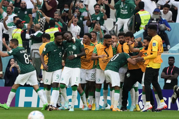 Megvan a vb-k történetének legnagyobb meglepetése; csoda, hogy túlélte a brutális ütközést a szaúdi játékos – délutáni hírösszefoglaló