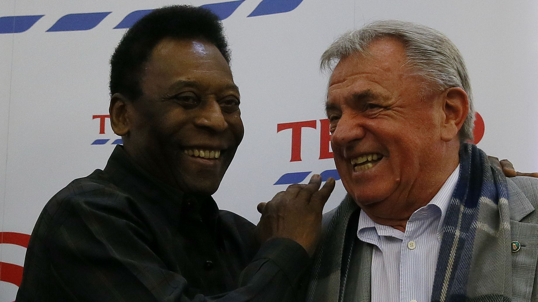 Pelé megúszta... Azon a bizonyos meccsen a Fekete Gyönygszem sérülése miatt nem játszhatott, de Mészöllyel jó barátságot ápolt (Fotó: Blikk archív)