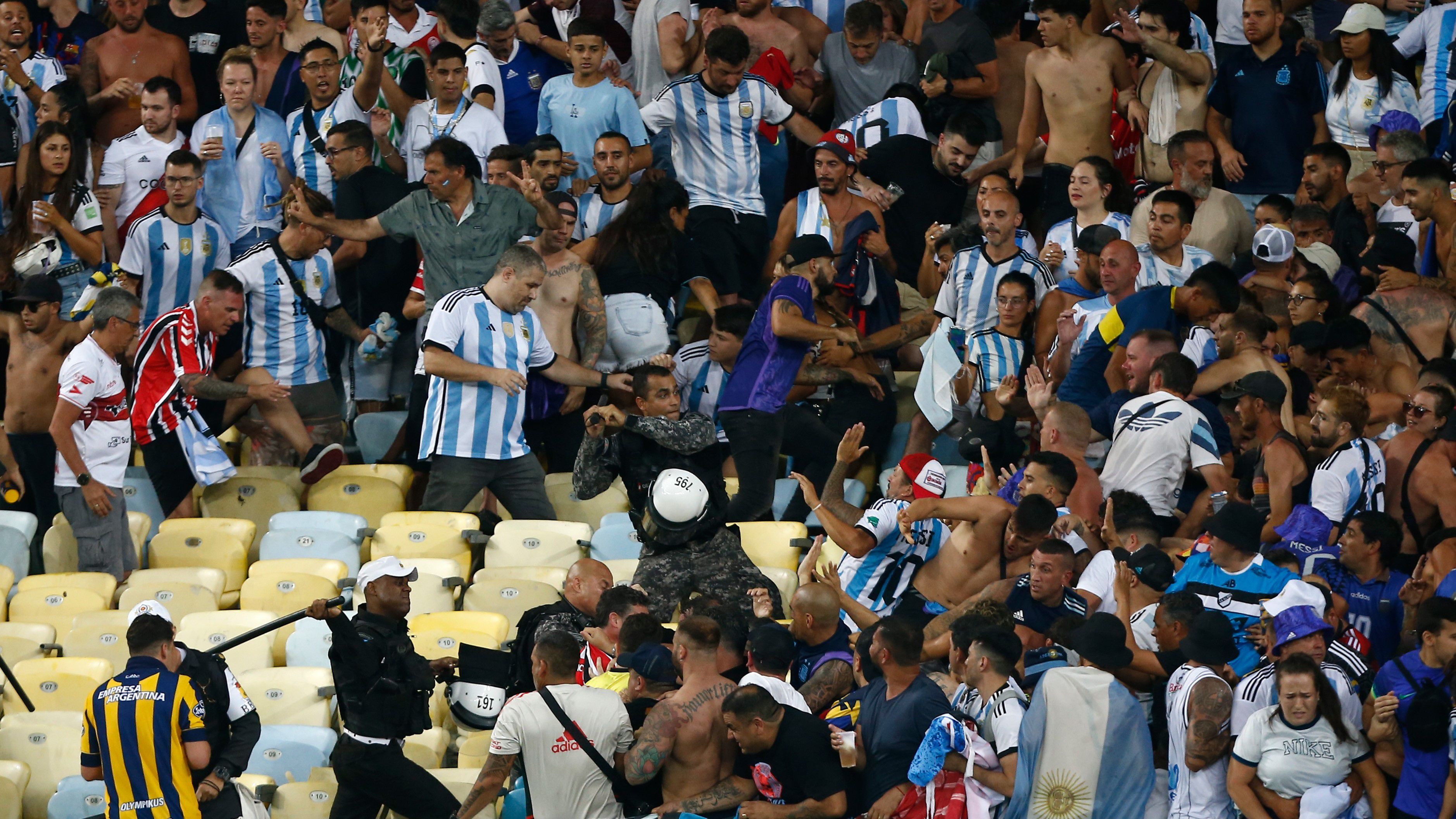 A brazil rendőrök akcióját nem nézték jó szemmel az argentin játékosok, egyesek közbe akartak avatkozni, majd az egész csapat levonult a pályáról. (Fotó: Getty Images)