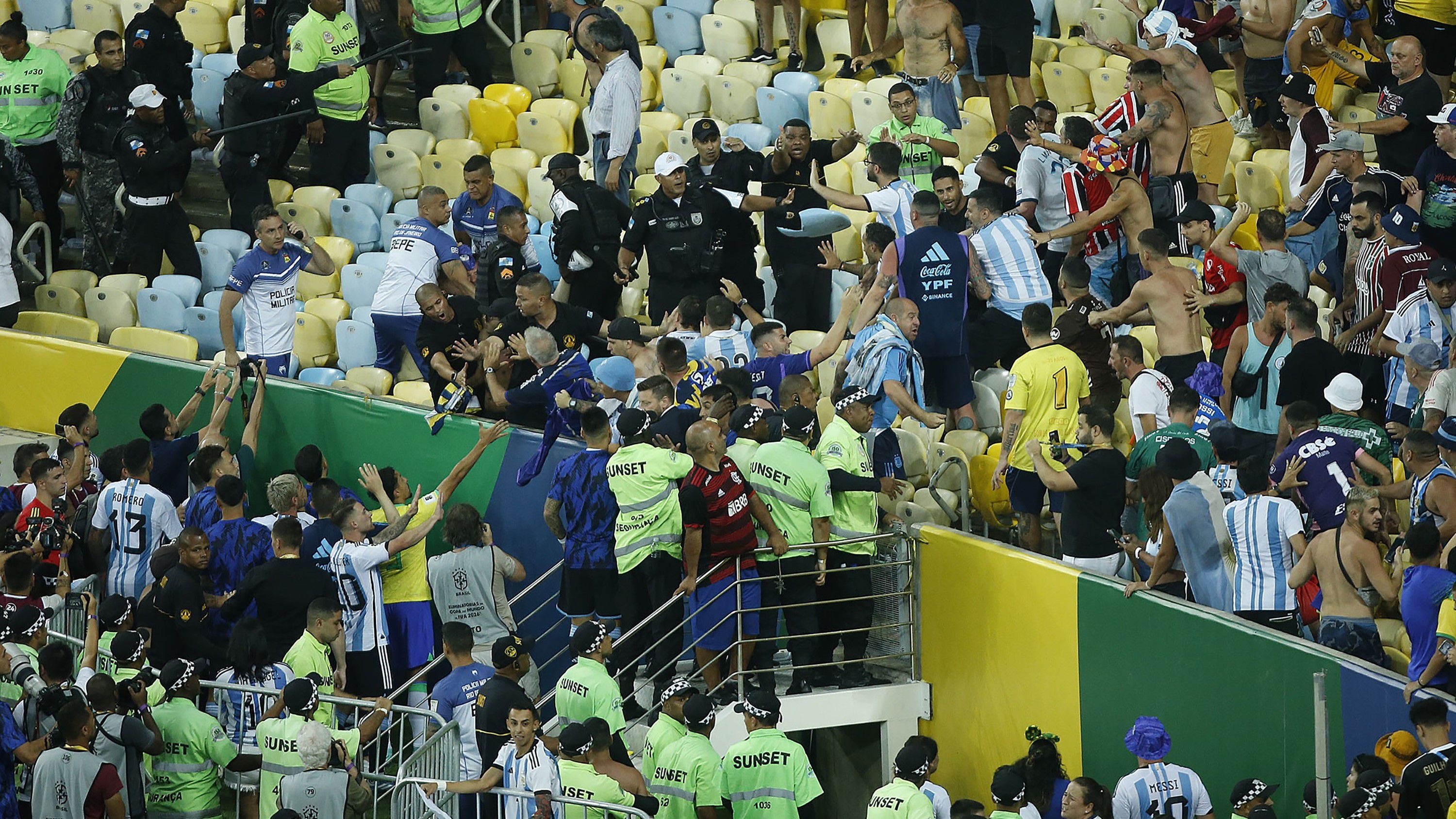 Feszült volt a hangulat a Maracanában, a játékosok (balra lent) is az incidens közelében tartózkodtak. (Fotó: Getty Images)