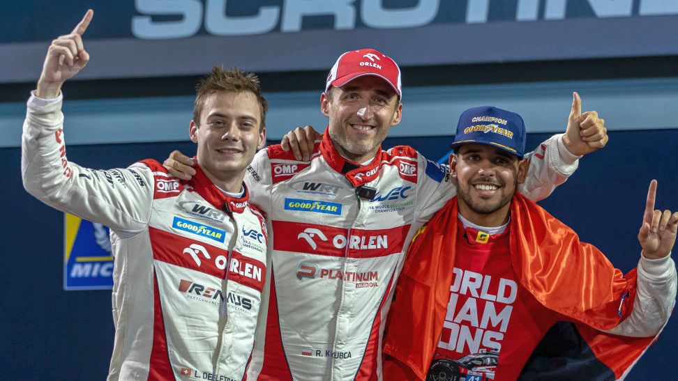 Robert Kubica (középen) végre tényleg Ferrari-pilóta lehet