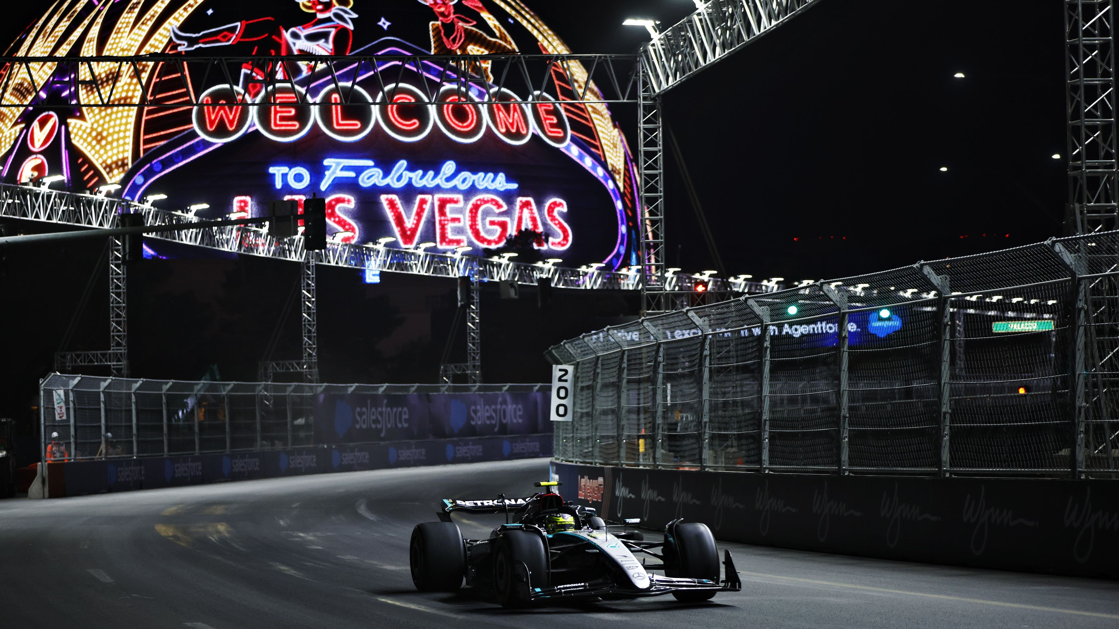 Lewis Hamilton tarolt a Las Vegas-i Nagydíj első napján