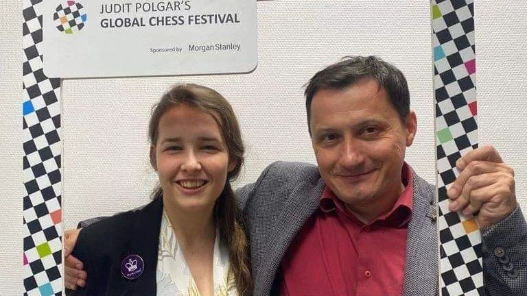 Kis bolondozás Polgár Judit sakkfesztiválján egyik mesterével, Berkes Ferenccel (Fotó: Instagram)