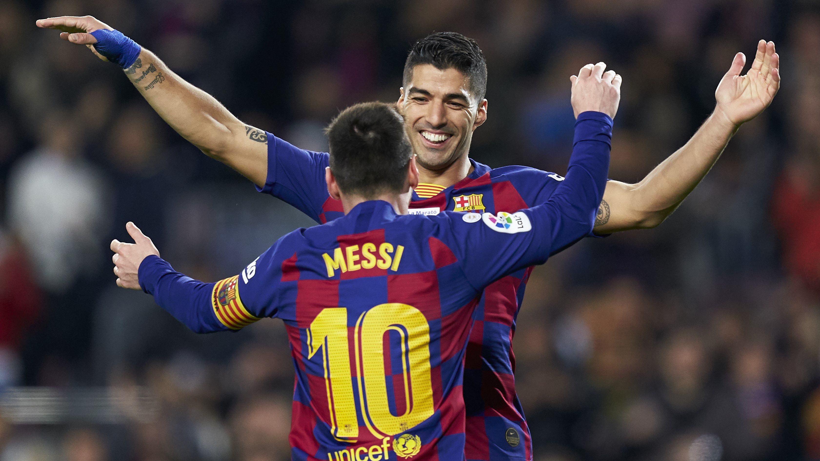 Luis Suárez (szemben) és Lionel Messi újra egy csapatban futballozhat
