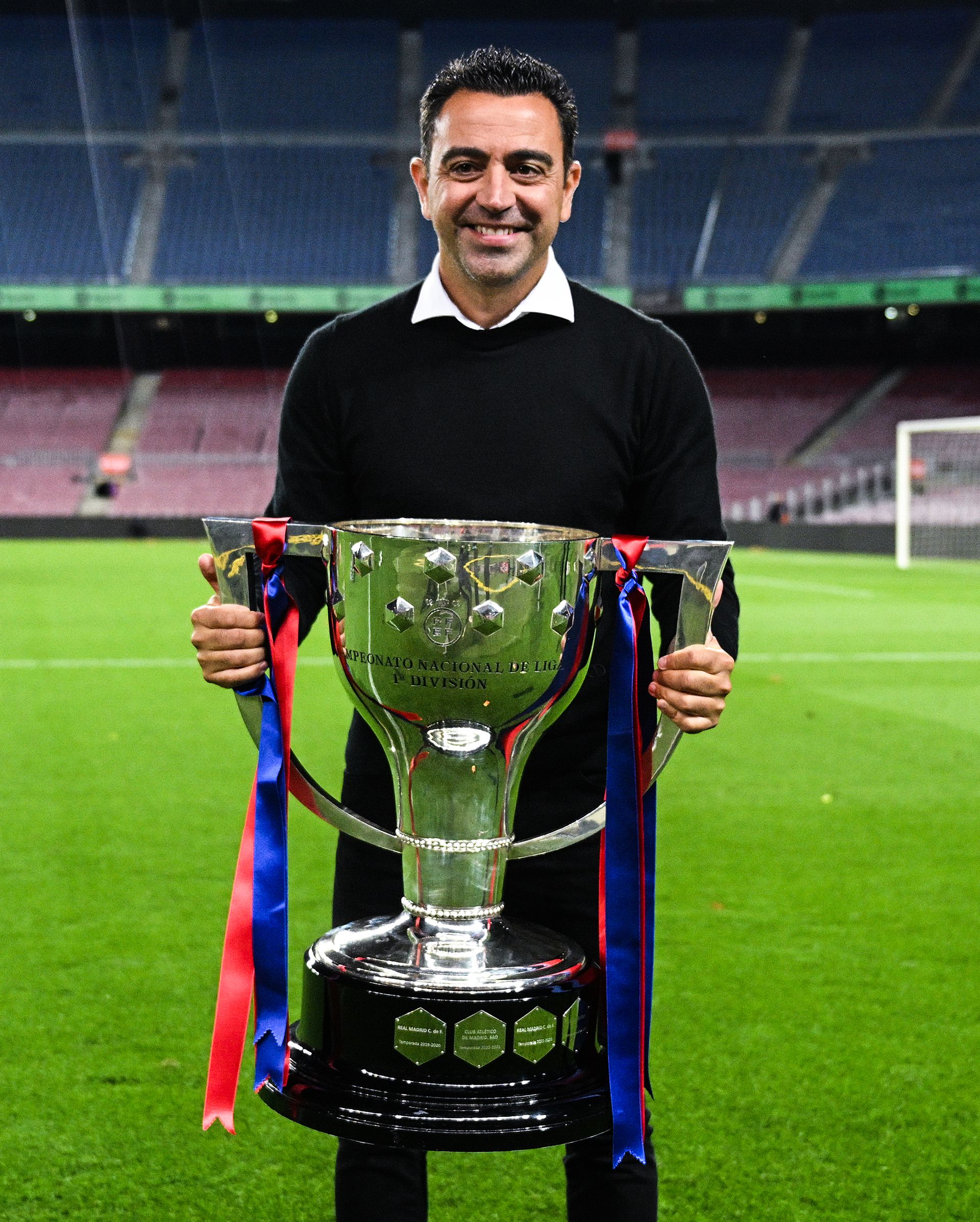 Sokatmondó kép: Xavi a La Liga trófeájával (Fotó: Getty Images)