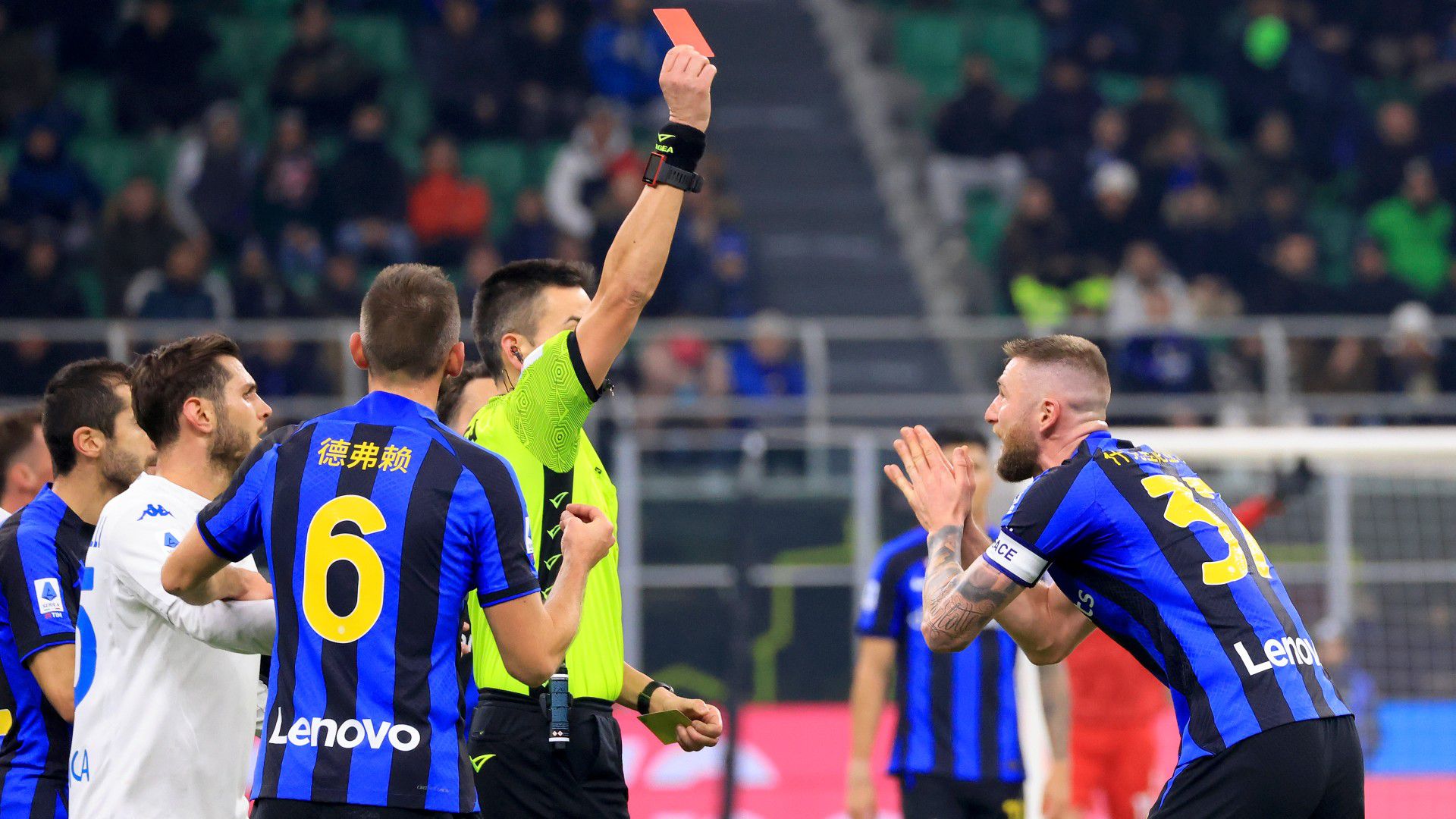 Milan Skriniar nem így akart főszereplő lenni: az Inter csapatkapitánya a 40. percben piros lapot kapott az Empoli elleni bajnokin.