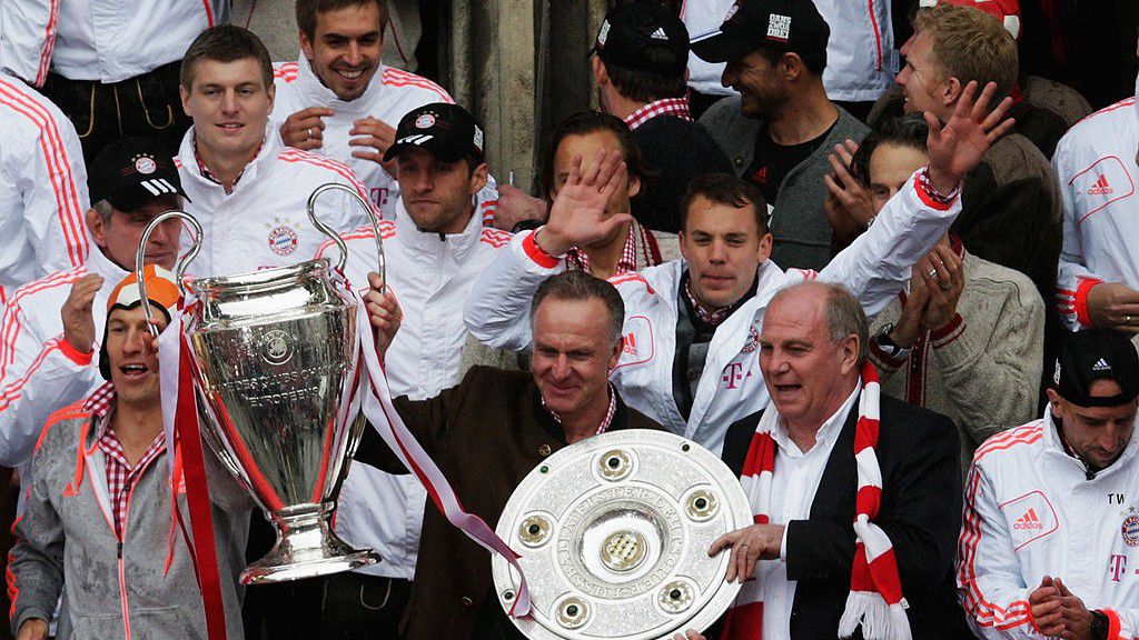 2013-ban a BL-t és bajnokságot nyerő Bayernben együtt ünnepelt a sált viselő Hoeness és a mögötte álló Neuer (Fotó: GettyImages)