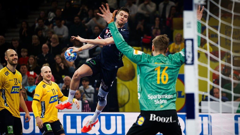 Alexander Blonz (a labdával) tizenkét lövésből lőtt tizenegy gólt a svédeknek (Fotó: EHF)