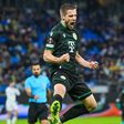 Varga Barnabás csatárposzton Robbie Keane első kezdőjében; világbajnok középpályás a Frankfurtnál