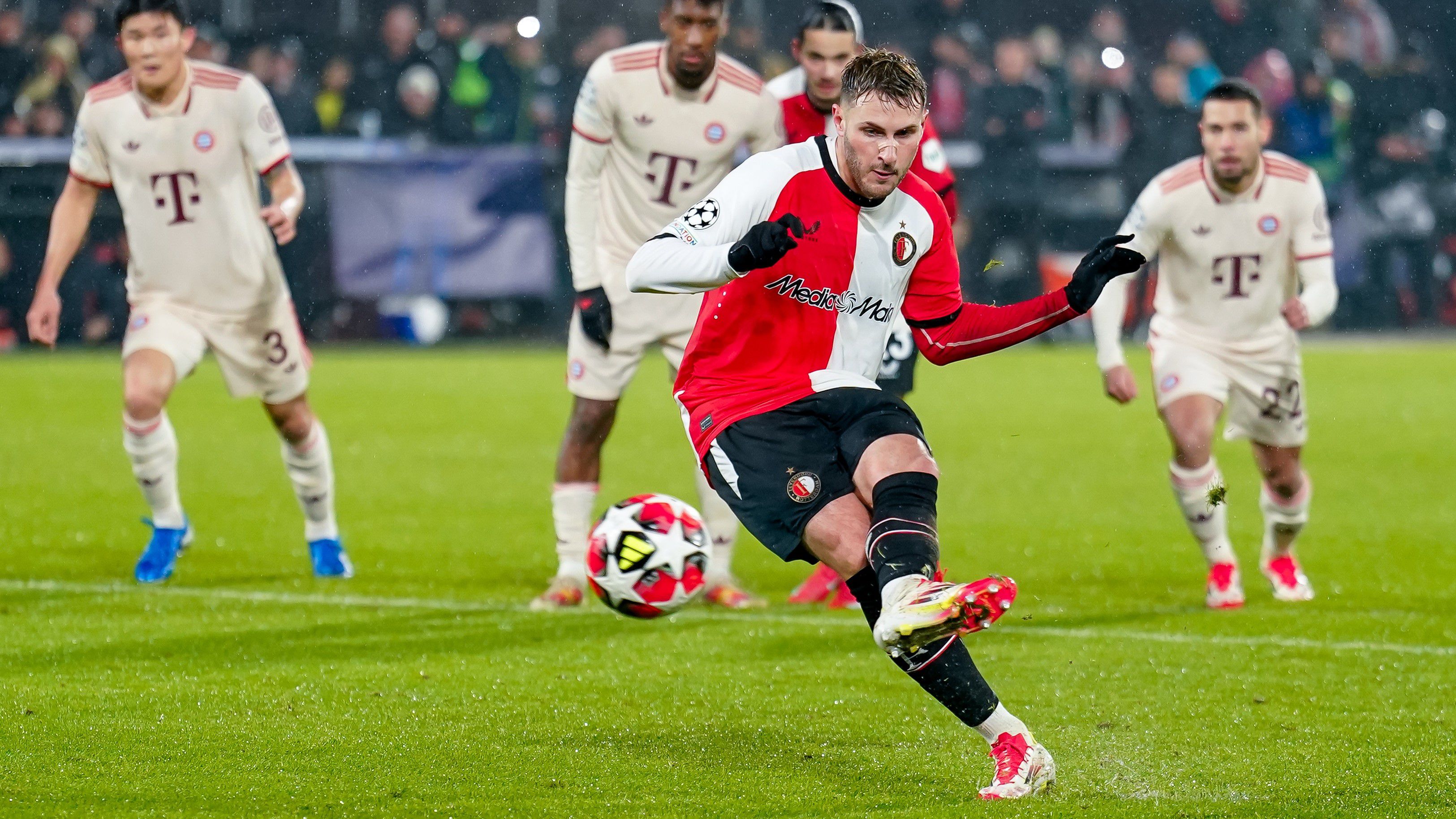 Santiago Giménez egy akció és egy tizenegyes góllal már az első félidőben kétgólosra növelte a Feyenoord előnyét. (Fotó: Getty Images)