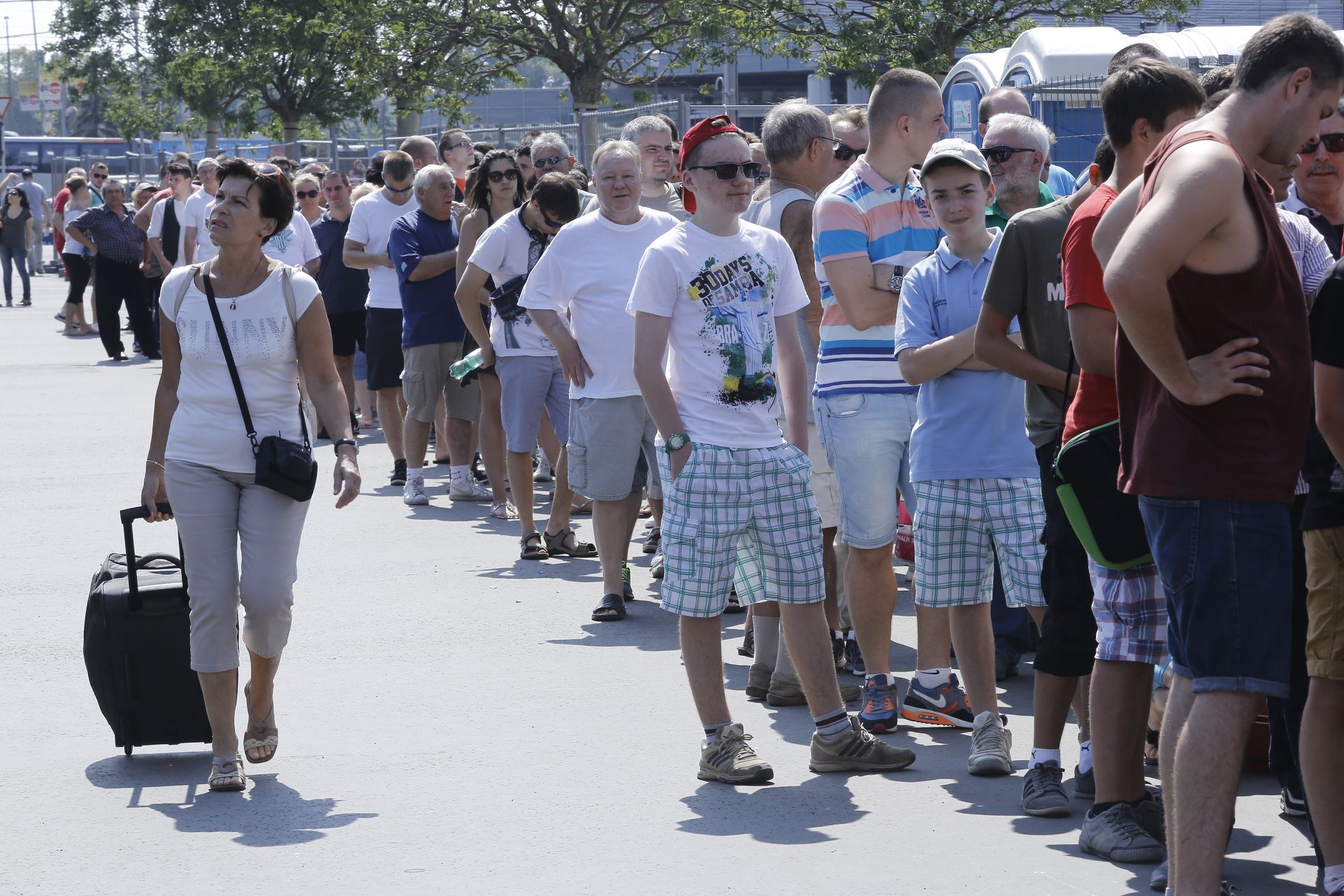 Egy jó meccsre a magyar szurkolók nemcsak pénzt hajlandók áldozni, de órákig sorban állni is képesek a jegyekért (Fotó: Blikk/Fuszek Gábor)