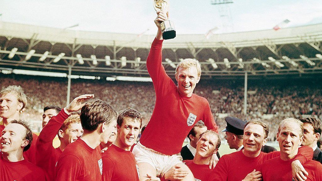 Az első angol válogatott labdarúgó, aki magasba emelhette a világbajnoki trófeát. (Fotó: Getty Images)
