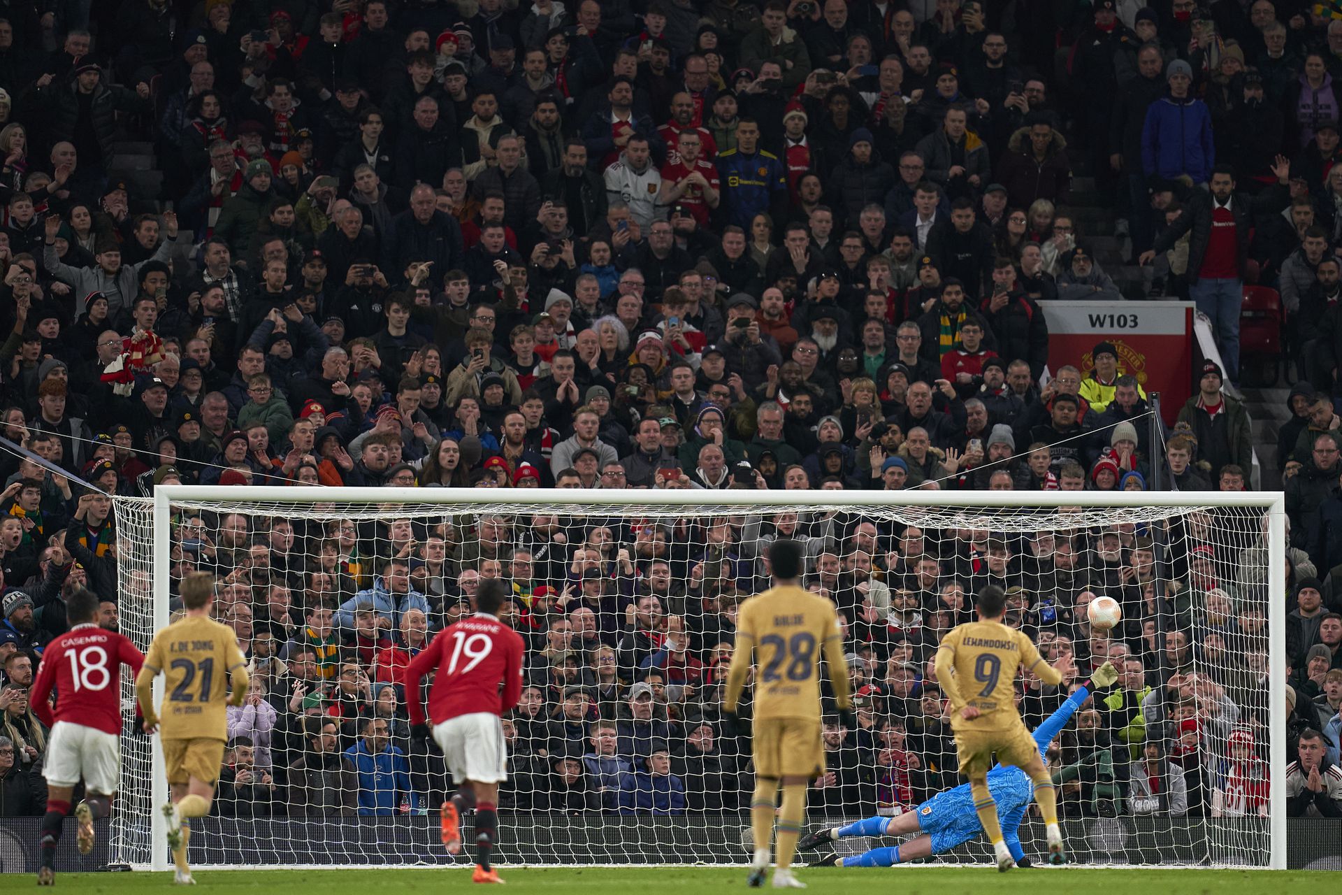 Az első félidő legfontosabb jelenete az Old Traffordon: Robert Lewandowski tizenegyesével a Barcelona szerzett vezetést a Manchester United otthonában. Fotó: Getty Images