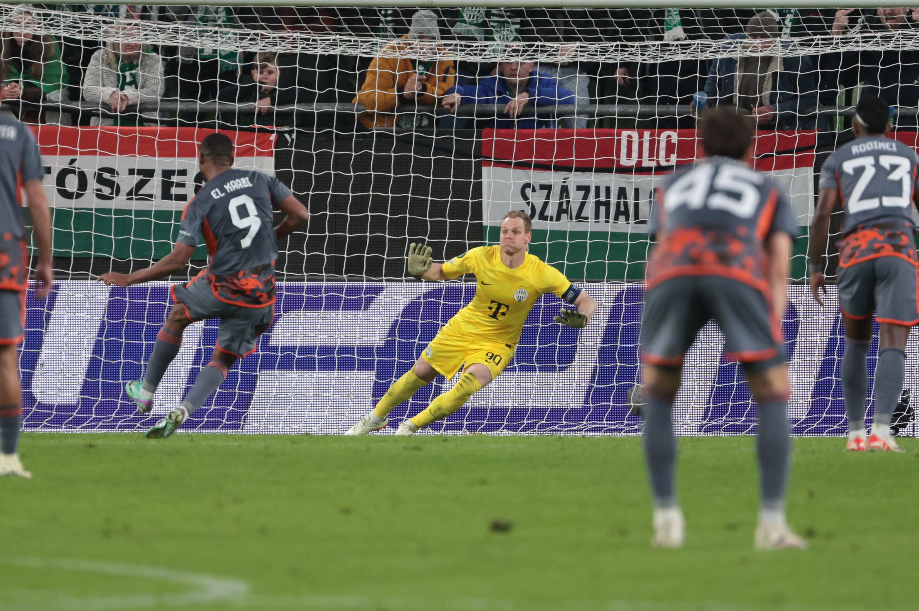 Az Olympiakosz játékosa El-Kabi mindkét találkozón gólt rúgott Dibusz Dénesnek (Fotó: Czerkl Gábor)