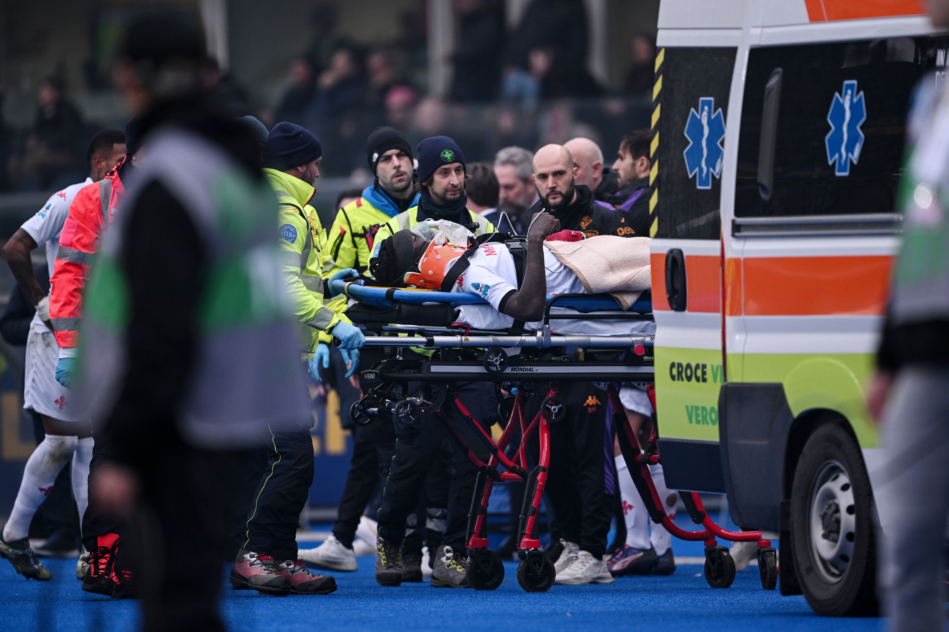 Fejsérülése után összeesett a pályán a Fiorentina csatára – videó