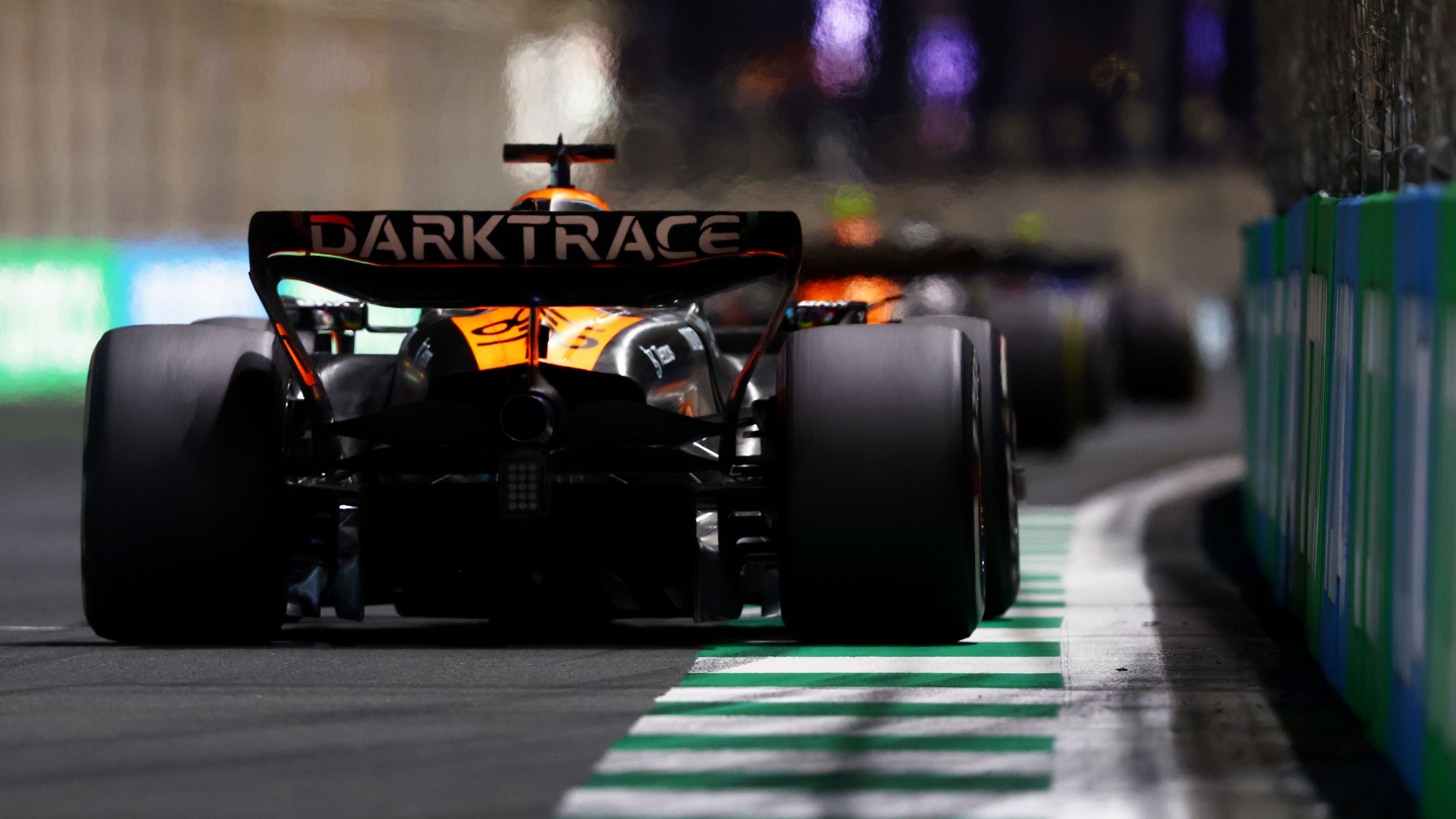 Mutatjuk a McLaren hátulját – eddig nem sokan látták idén