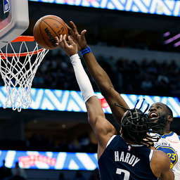 Vitatott ítélet az NBA-ben, óvnak a texasiak – videóval
