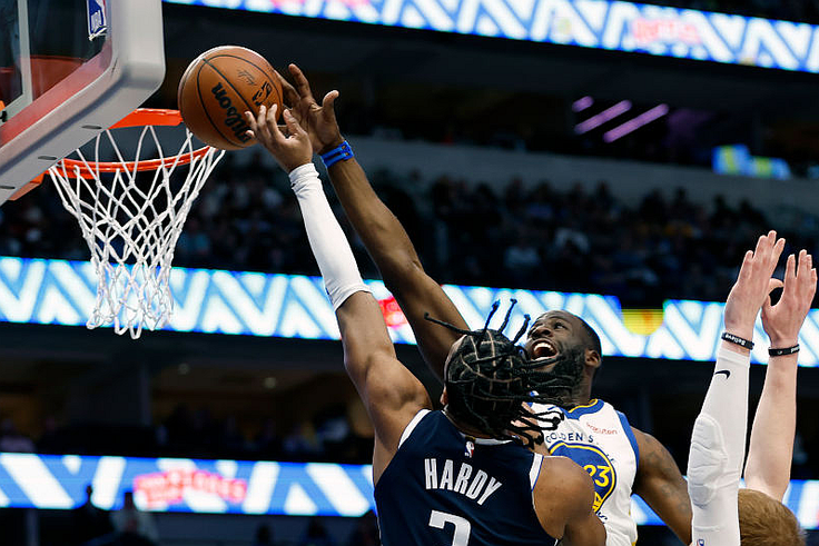 Vitatott ítélet az NBA-ben, óvnak a texasiak – videóval