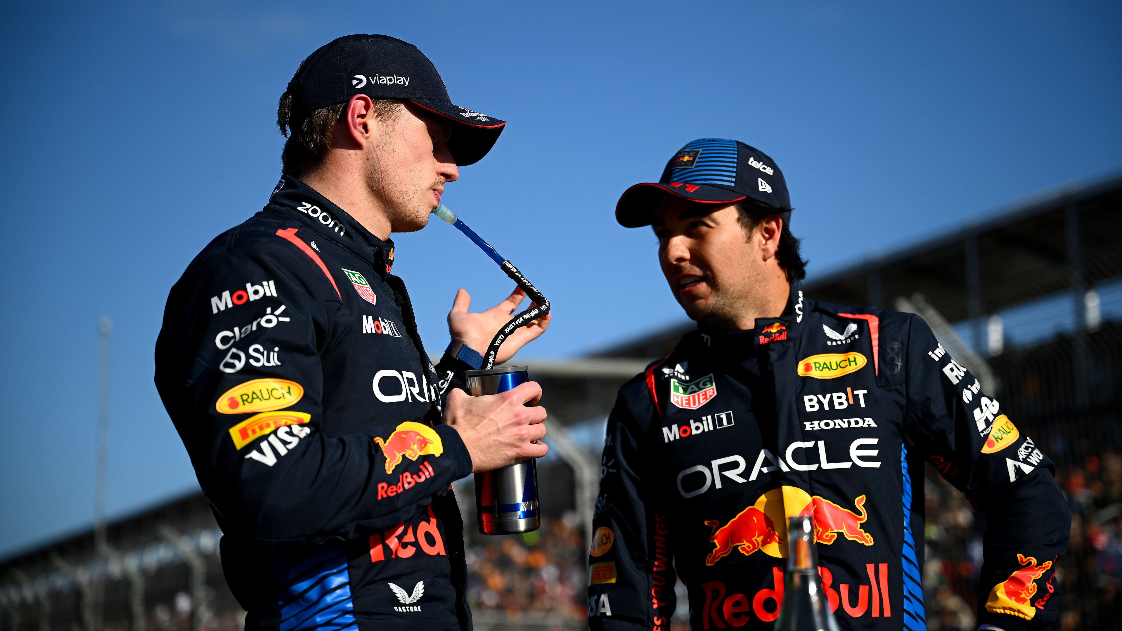 Sergio Pérez (jobbra) az első körökben biztosan nem tudja segíteni Max Verstappent