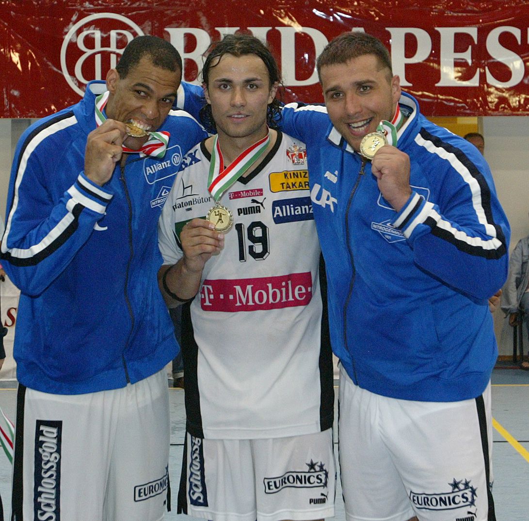 A sok emlékezetes veszprémi pillanat egyike: a bajnoki cím ünneplése Nikola Eklemoviccsal (középen) és Gál Gyulával Fotó: Ringier Archív