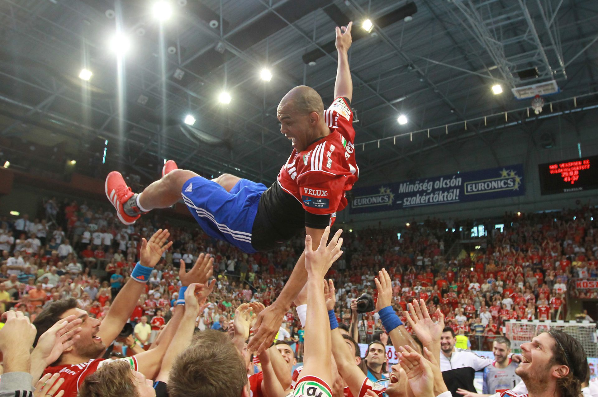 Carlos Pérez 2013-ban, a Veszprém–Világválogatott mérkőzésen búcsúzott el a profi kézilabdától Fotó: MTI/Kovács Anikó