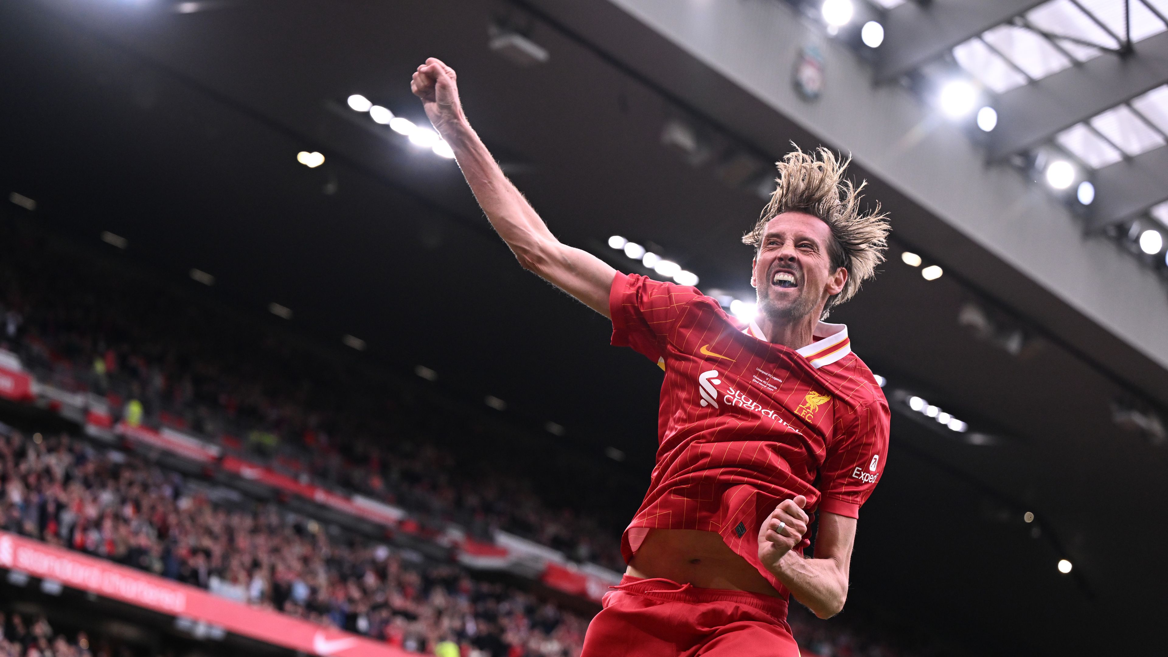 Jó az öreg a háznál: Peter Crouch duplázott a Liverpool–Chelsea gálameccsen – videóval